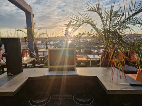 Le tropics bar restaurant