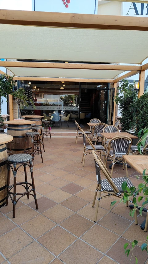 Vinonik Wine & Bistro