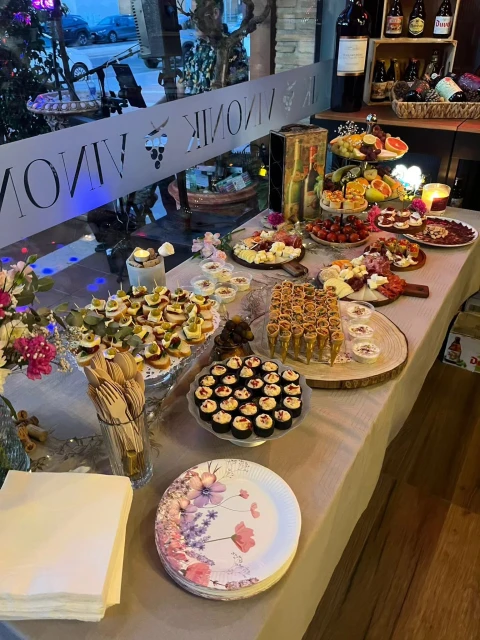 Vinonik Wine & Bistro